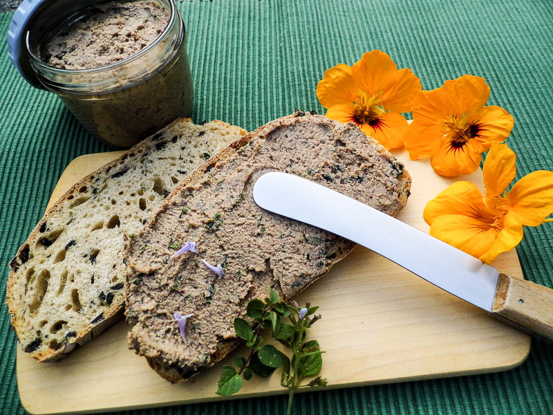 Veganer Brotaufstrich mit Dost (schmeckt so ähnlich wie Pfälzer Leberwurst)