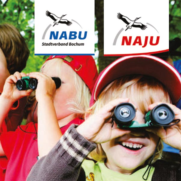 Drei Kinder blicken durch Ferngläser, zwei Logos mit Kranich und den Schriftzügen 'NABU Stadtverband Bochum' und 'NAJU' sind eingeblendet